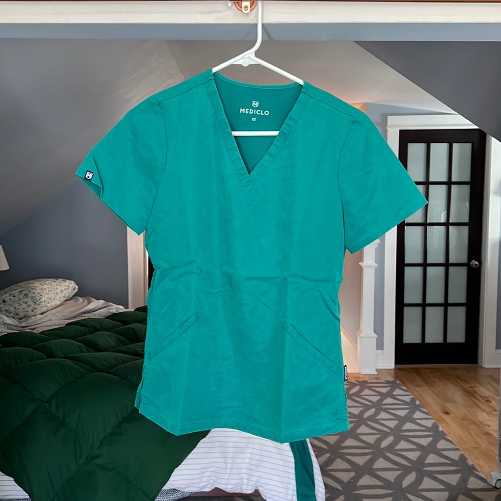Mediclo Scrub Set - Kauai top and Jura Slim Pant